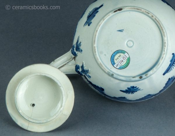 Pearlware teapot, painted blue underglaze Chinese House pattern. Attributed to Leeds Pottery. c.1780-1790. AP1401. Base.